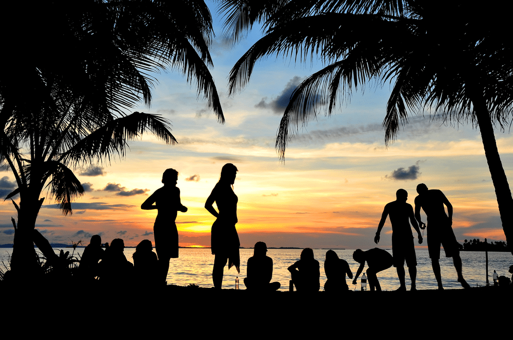 Jongen op strand in Colombia bij zonsondergang