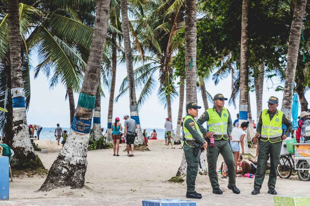 Politie op Colombiaans strand

